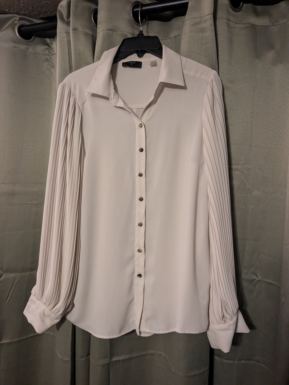 Tahari Cream Pleated Long-Sleeve Button-Down Blouse